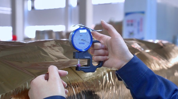 Apa kemungkinan penyebab dan solusi permasalahan yang mungkin terjadi selama penggunaan film laminasi panas?
